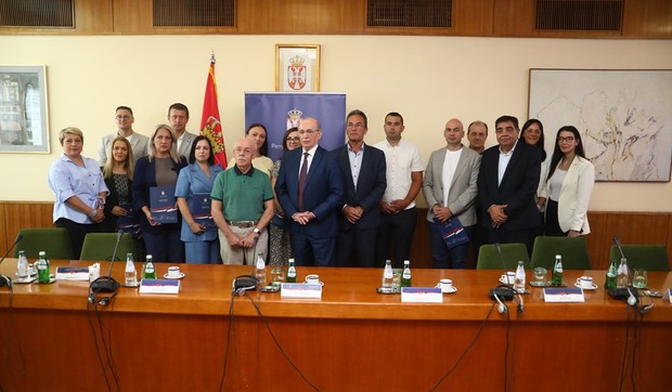 Ministar za brigu o selu Milan Krkobabić svečano je danas potpisao ugovore sa predstavnicima 13 lokalnih samouprava 