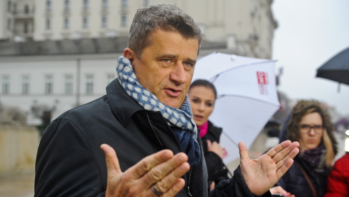 Janusz Palikot na swoim blogu w Onecie pozytywnie odniósł się do pomysłu byłego premiera Kazimierza Marcinkiewicza dotyczącego sprzedaży kopalni. Polityk proponuje, by w pierwszej kolejności zaproponować kupno górnikom i związkowcom. Palikot deklaruje, że jeśli nie będą zainteresowani, sam rozważy negocjacje. "Pokażę, że można na nich zarabiać" - tłumaczy.