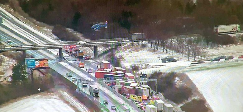 Potężny karambol na czeskiej autostradzie. Ok. 40 aut zderzyło się podczas burzy śnieżnej