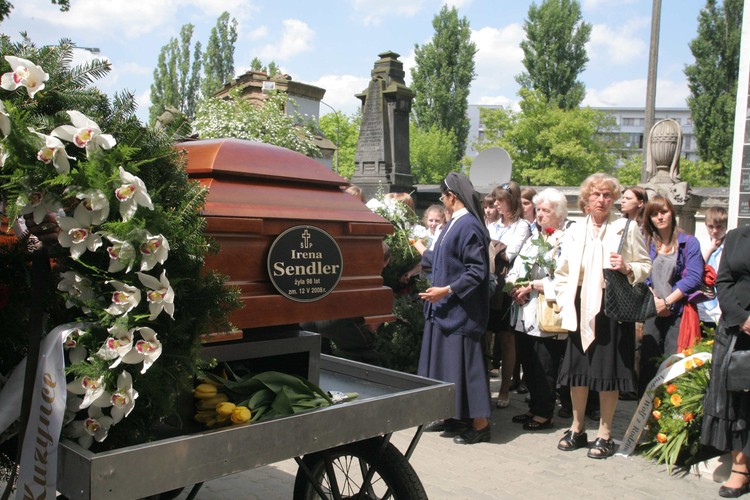 Na Warszawskich Powązkach odbył się pogrzeb Ireny Sendlerowej