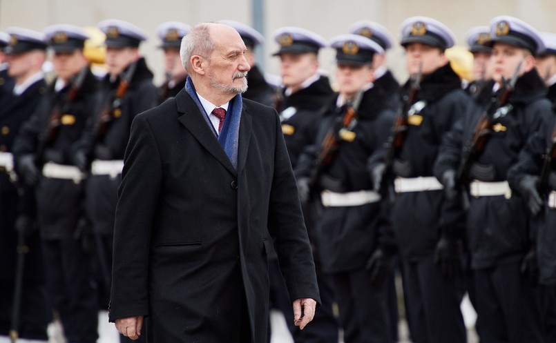 Antoni Macierewicz podczas uroczystości nadania imienia prezydenta Lecha Kaczyńskiego Bibliotece Głównej Akademii Marynarki Wojennej w Gdyni