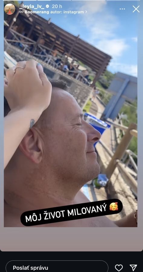 Laura Borisa nežne pohladkala.