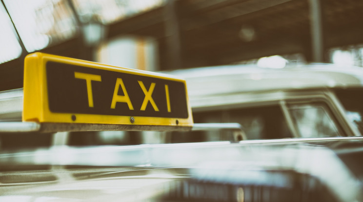 Fizetés helyett fenyegetőzött, kést rántott és pénzt követelt egy budapesti utas egy taxistól. A rendőrség férfit másnap elfogta. / Illusztráció: pixabay.com