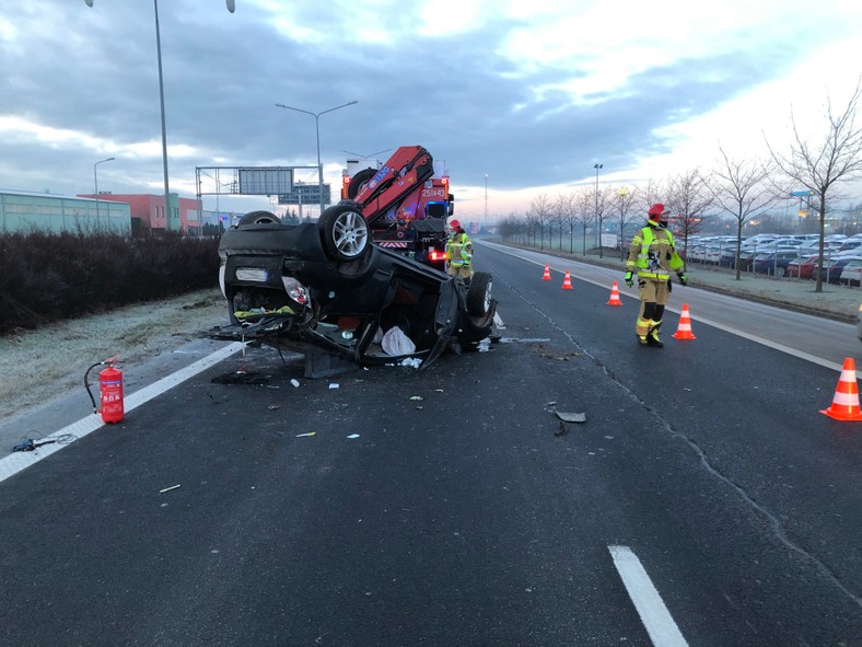 Dachowanie samochodu osobowego na jednej z głównych ulic Poznania