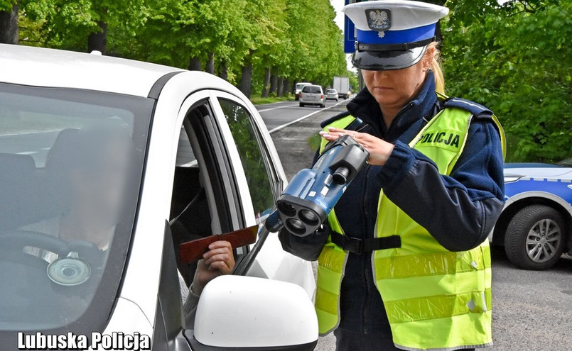 Policja kontroluje kierowcę