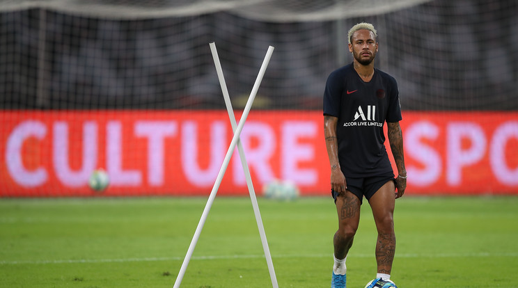Neymar szerette volna elhagyni a nyáron a Paris Saint-Germain csapatát, de végül maradt /Fotó: Getty Images