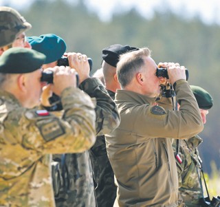 Wojna na oświadczenia. Dowódca operacyjny raczej bez szybkiej dymisji