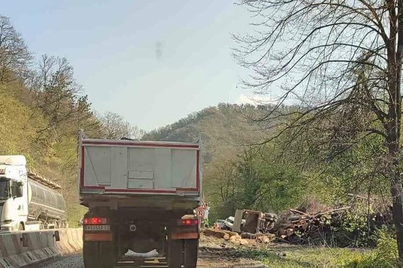 VATROGASCI SEKU VOZILO, DVE OSOBE POVREĐENE Teška nesreća na Iriškom vencu, sudarili se kamion i kombi: Drva ispala iz prikolice, razbacana po putu! (FOTO)