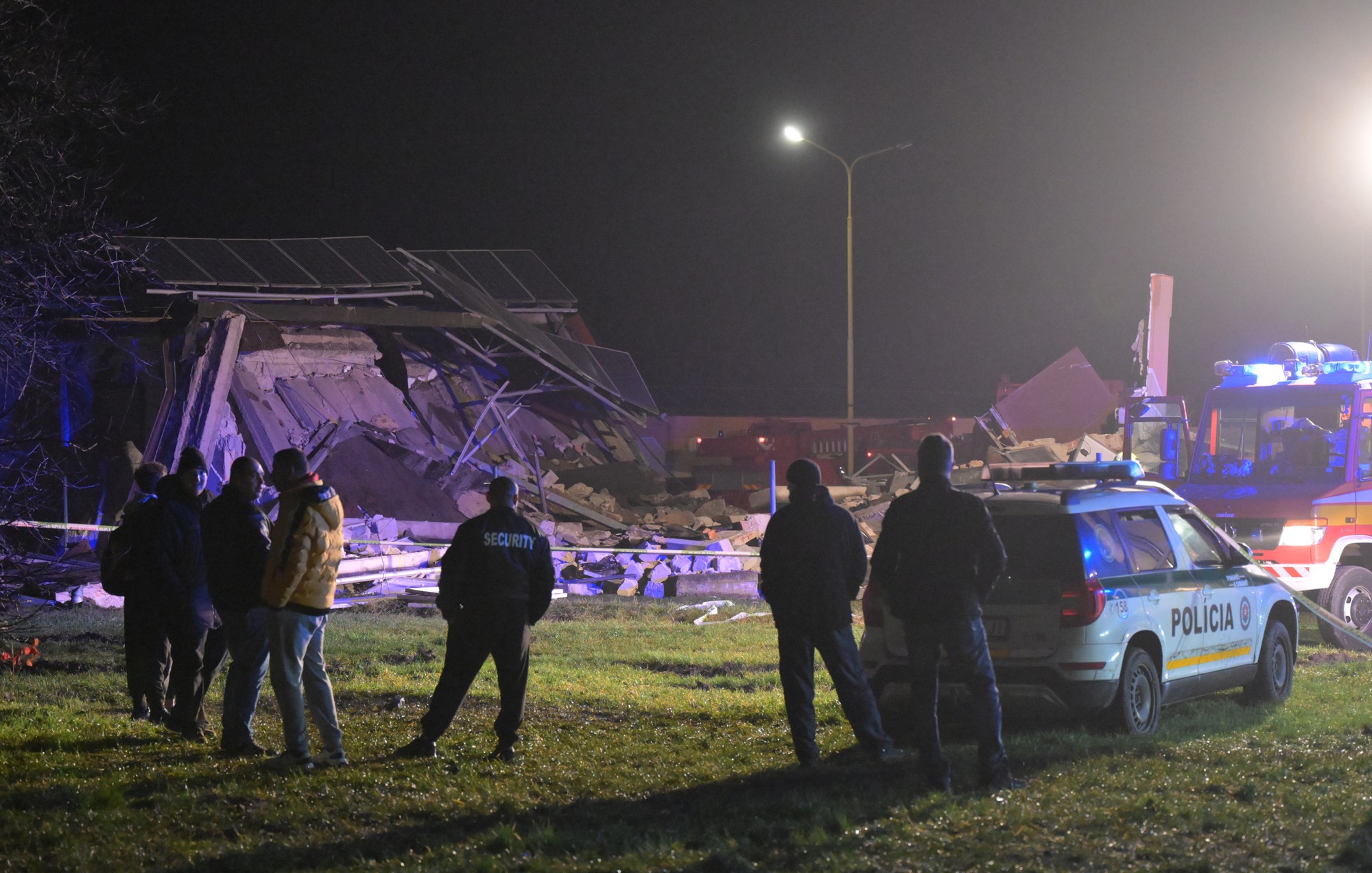 Pád strechy vo Veľkých Kapušanoch si vyžiadal troch mŕtvych.