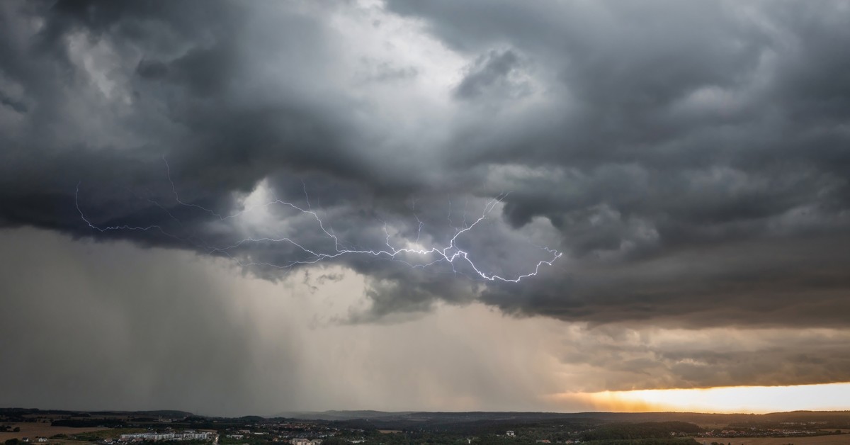 Alarm! Burze i nawałnice niszczą Polskę! Czy Twój dom jest gotowy na uderzenie żywiołu? Sprawdź, jak zabezpieczyć swój majątek!