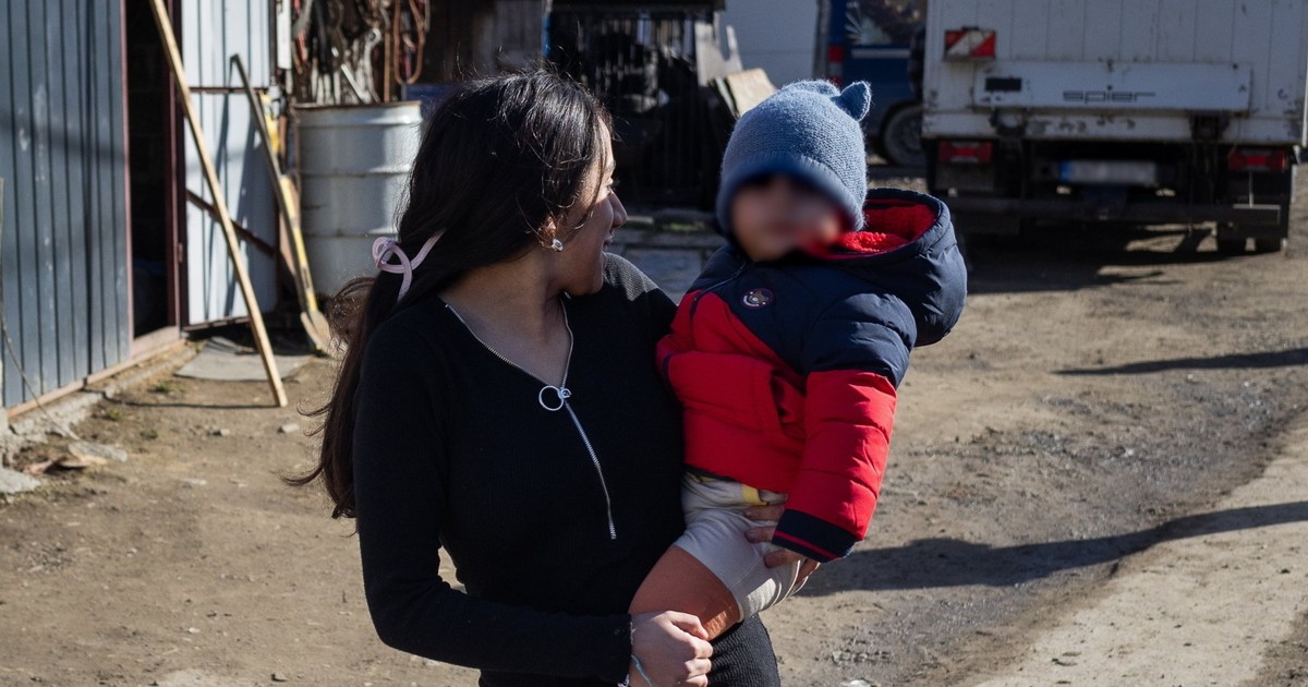 Jak żyją romskie kobiety w Polsce? Pojechałam do ich wsi. "Piętnaście lat to u nas dobry wiek na rodzenie dzieci"