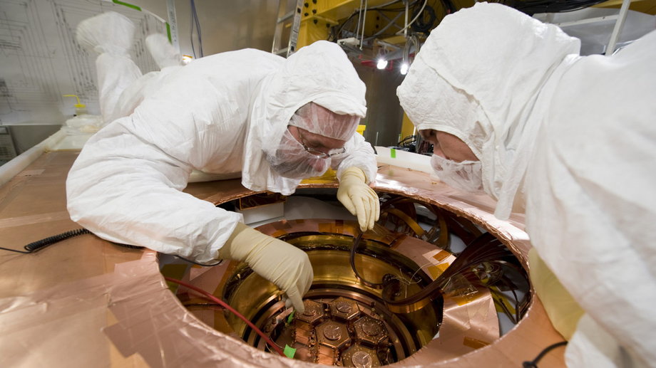 Naukowcy pracują przy wykrywaniu czarnej materii, 2014 r. 