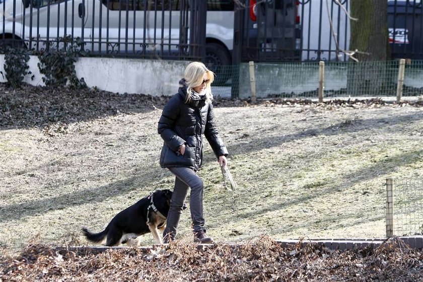 Torbicka sprząta po psie. Foto