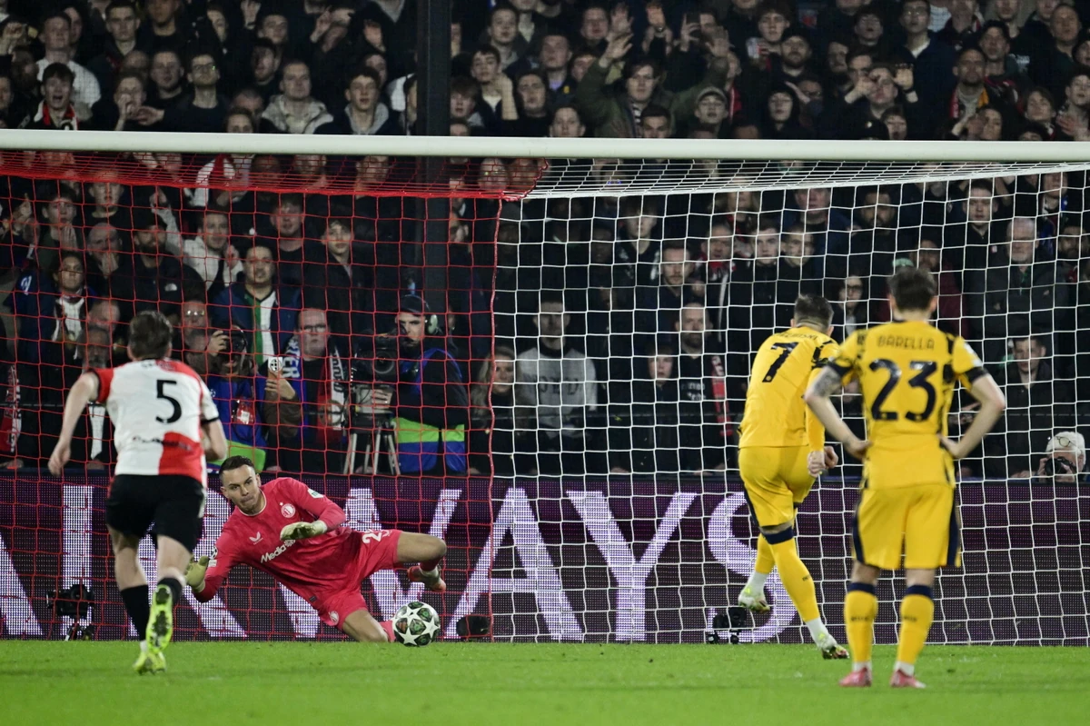 Piotr Zieliński zmarnował rzut karny w Lidze Mistrzów. Jakub Moder trafił w poprzeczkę