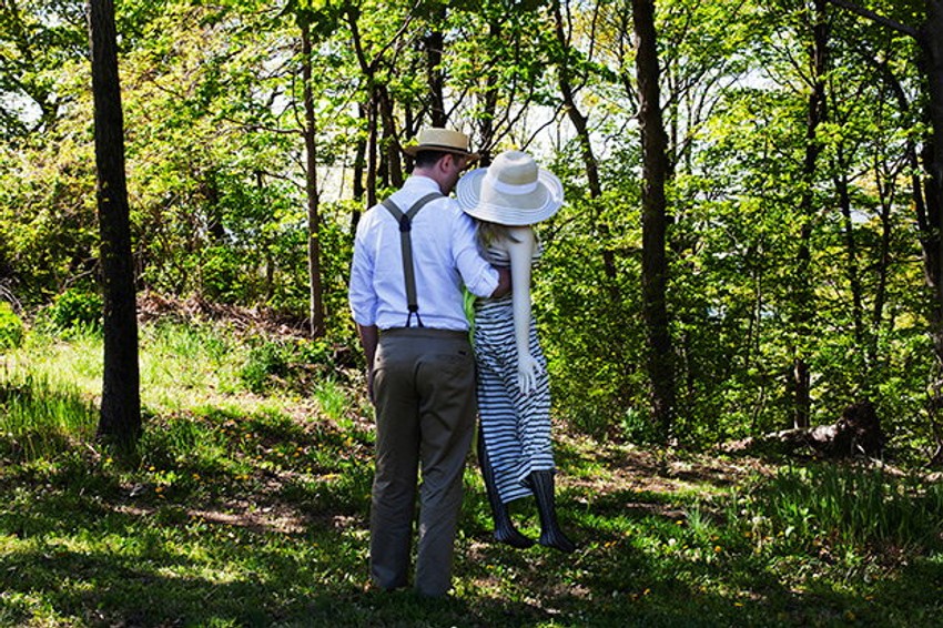 Anonimni muškarac uživa u šetnji šumom sa svojom "partnerkom"