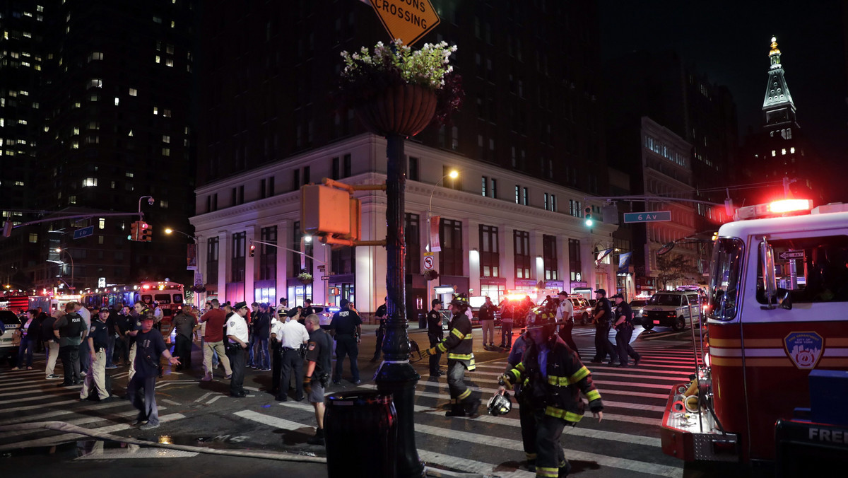 29 osób zostało rannych w wyniku eksplozji na Manhattanie w Nowym Jorku. Nie wiadomo, czy była to próba zamachu terrorystycznego. Służby potwierdzają informację o drugiej kontrolowanej eksplozji, do której doszło dwie ulice od miejsca pierwszego wybuchu. Drugi ładunek sporządzony był z szybkowaru i telefonu komórkowego. Burmistrz Nowego Jorku Bill de Blasio powiedział, że do wybuchu doszło w wyniku celowego działania.
