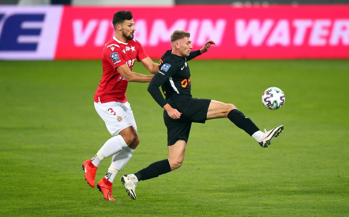 Zawodnik Wisły Kraków Adi Mahremic i Patryk Szysz z KGHM Zagłębia Lubin