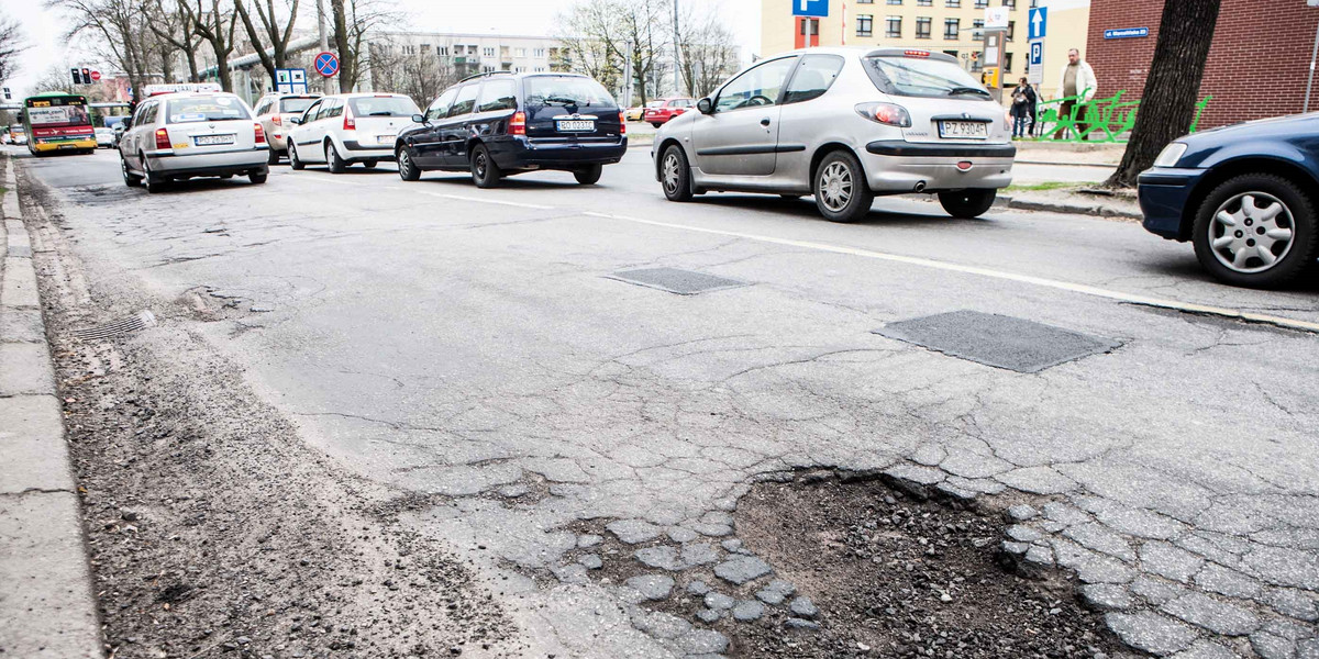 dziury na jezdni we Wrocławiu