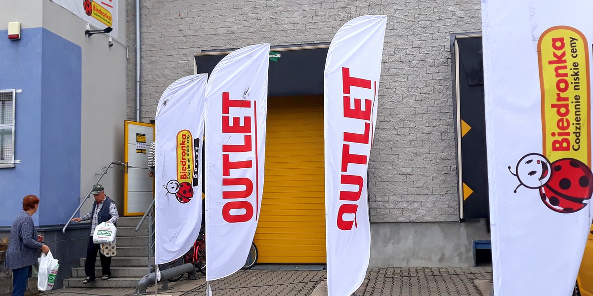 Pierwszy outlet został otwarty 12 lipca w Poznaniu. Outlety mają obsługiwać zarówno klientów indywidualnych, jak i hurtowych.