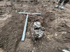 Cenny skarb pod nawierzchnią drogi. W skrzyniach przedmioty z II wojny światowej