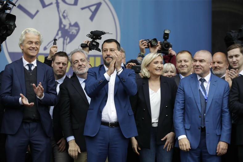 Spotkanie skrajnej prawicy przed wyborami do Parlamentu Europejskiego w 2019 r. Pierwszy z prawej Geert Wilders, w środku wicepremier Włoch Matteo Salvini