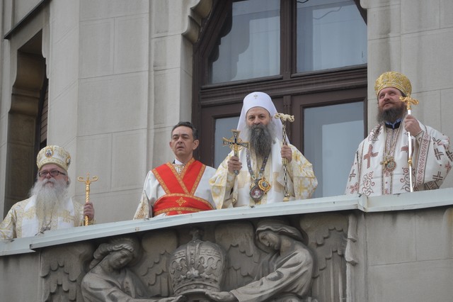 Novoizabrani patrijarh prvi put pred vernicima sa terase Patrijašije