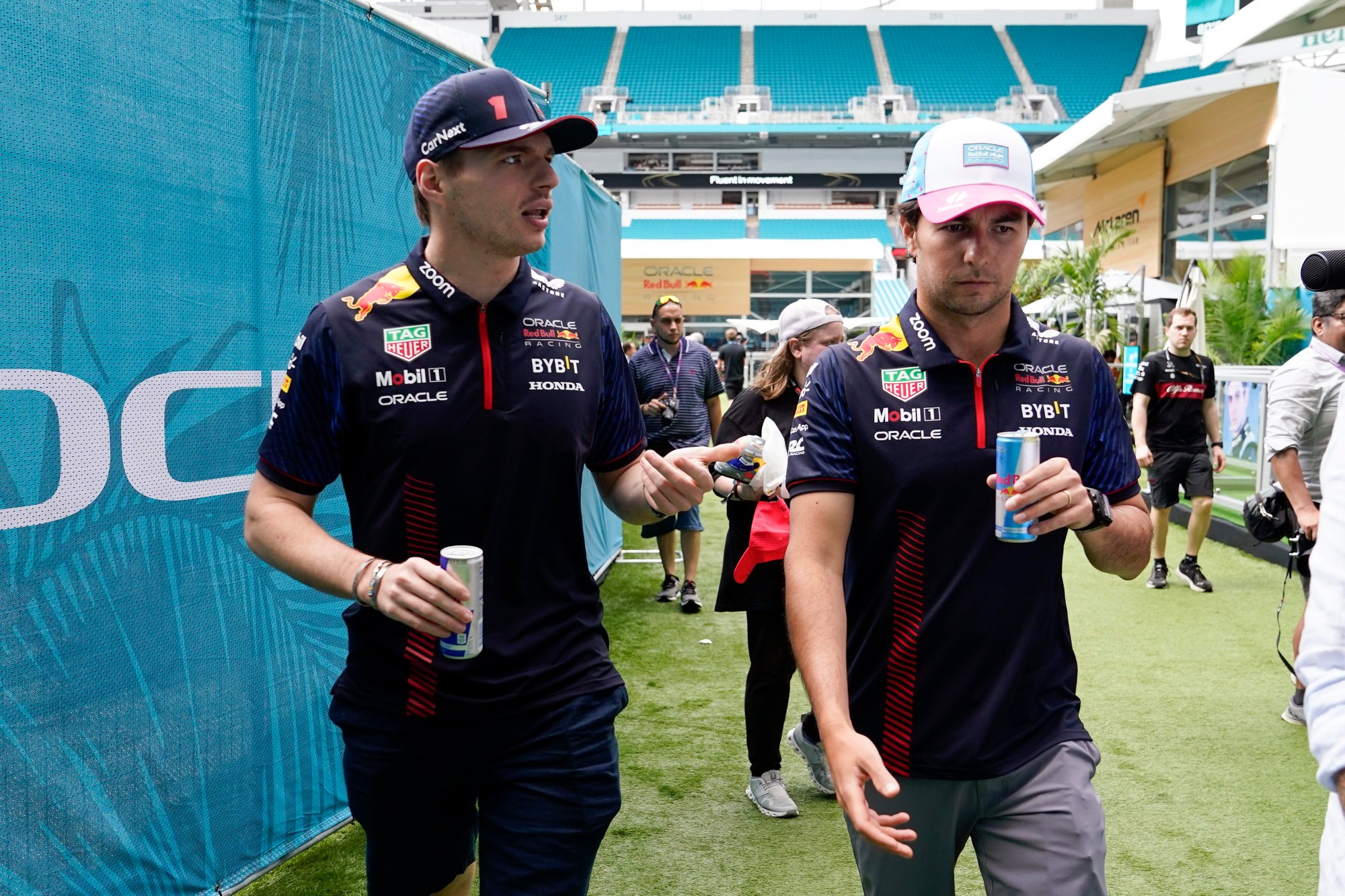 Holanďan Max Max Verstappen a mexický jazdec F1 Sergio Pérez.