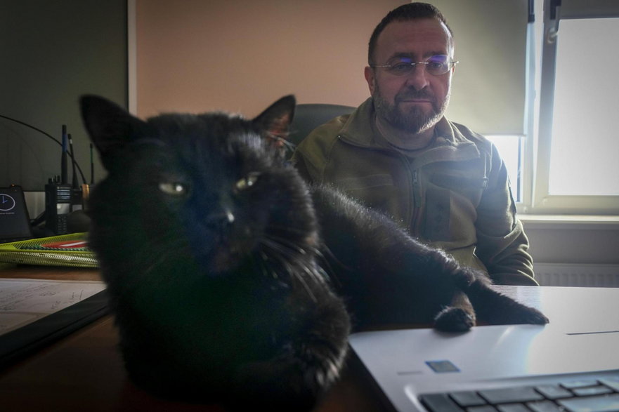 Anatolij i jego kotka w biurze