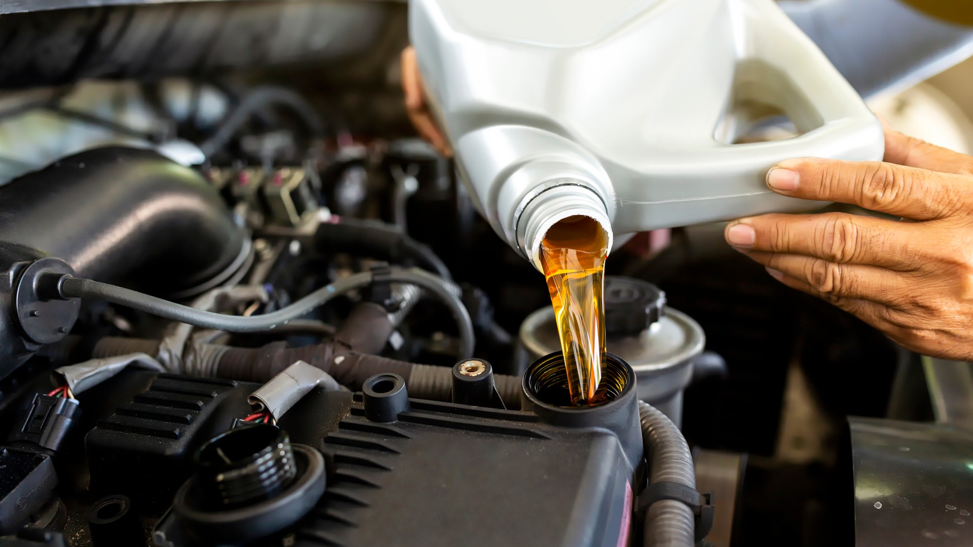Domáca výmena oleja patrí medzi najčastejšie úkony, ktoré šetria rodinný rozpočet pri prevádzke jazdeného automobilu v roku 2026.