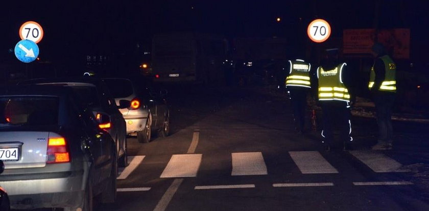 Śmierć na drodze - autobus zmiażdżył auto