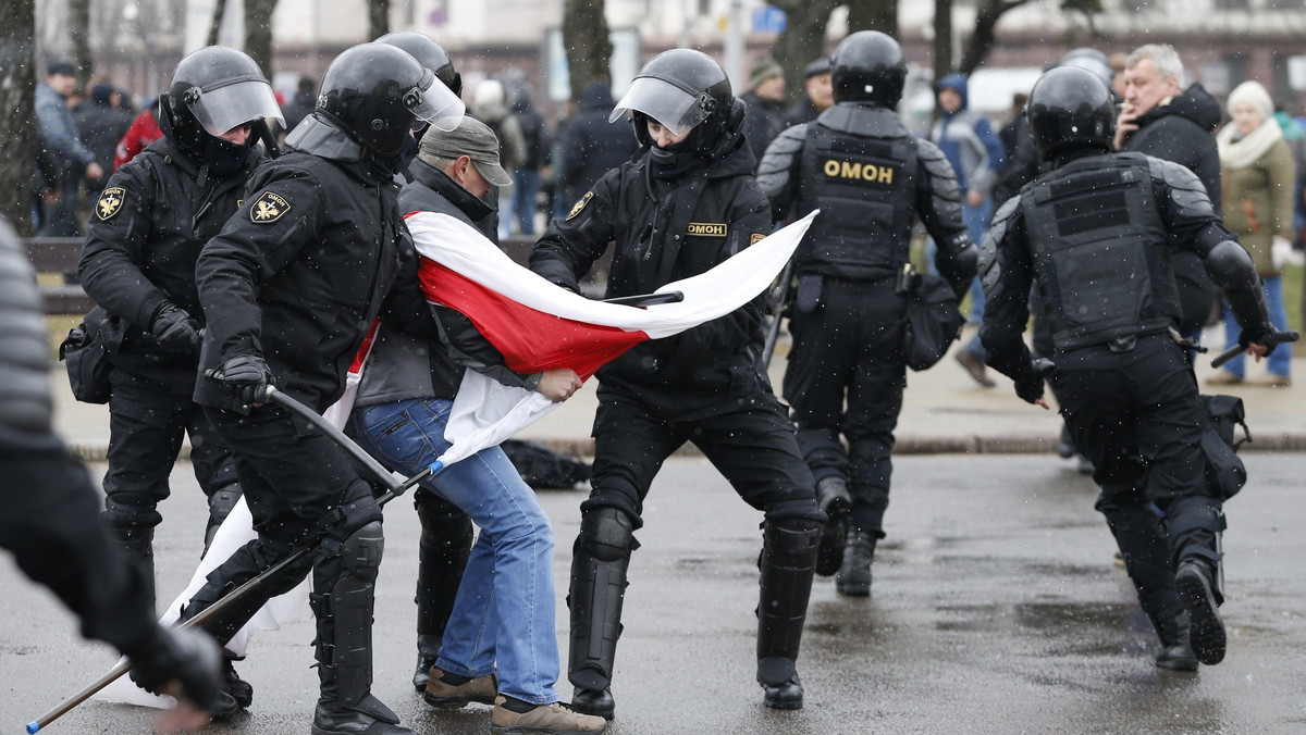 Unia Europejska oceniła wczoraj, że prewencyjne zatrzymania i inne szykany władz Białorusi wobec przedstawicieli mediów i uczestników prodemokratycznych demonstracji są sprzeczne z deklarowaną przez Mińsk demokratyzacją. UE wezwała do uwolnienia zatrzymanych.