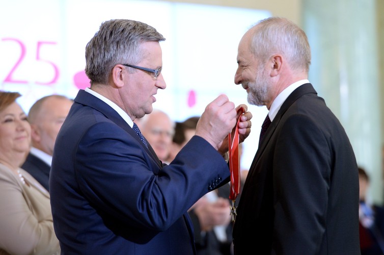 Prezydent Bronisław Komorowski wręczył prezesowi TVP Juliuszowi Braunowi Krzyż Komandorski Orderu Odrodzenia Polski podczas uroczystości wręczenia w odznaczenia państwowych z okazji Święta Wolności w 25. rocznicę wyborów czerwcowych