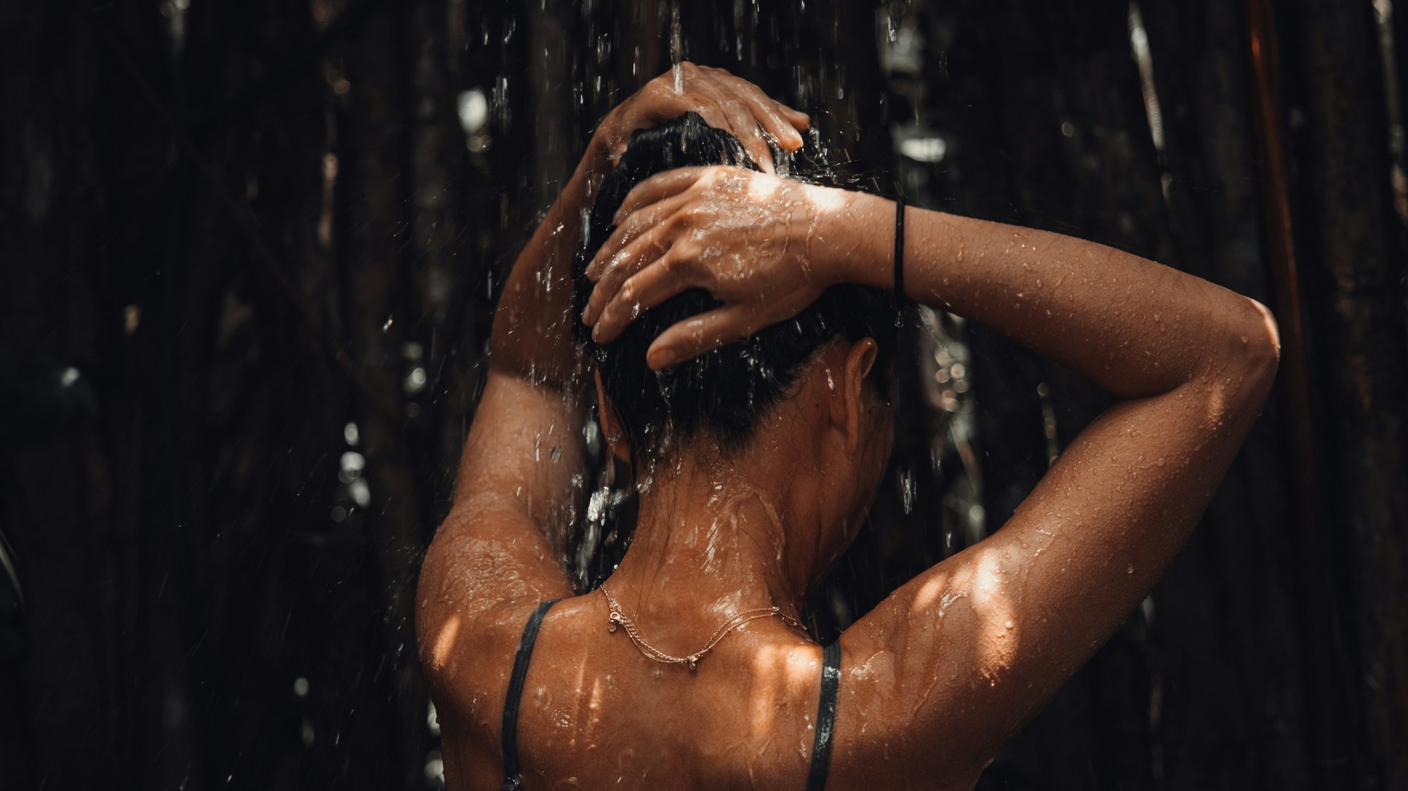 Prečo sa sprchovať potme?