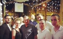 Prezydent z drinkiem na placu Trzech Krzyży. Swobodny i wyluzowany