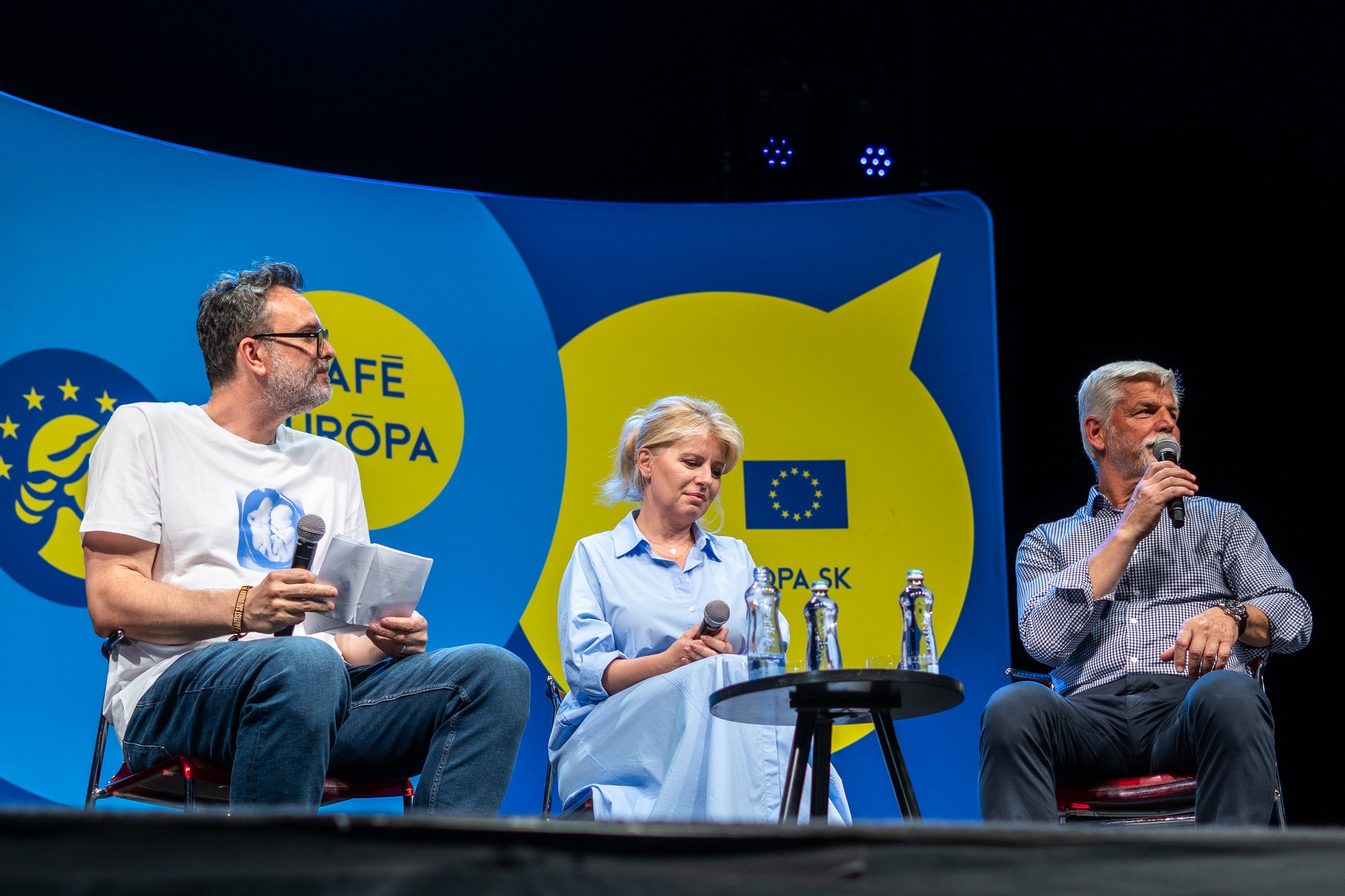 Šéfredaktor českého týždenníka Respekt Erik Tabery, exprezidentka Zuzana Čaputová a český prezident Petr Pavel.