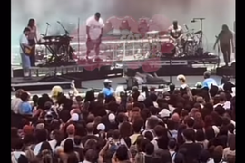 PEVAČICA SE ONESVESTILA NASRED NASTUPA! Sve vreme je htela da kaže nešto nekome iza bine, ali NIKO NIJE REAGOVAO: Ispustila mikrofon, pala i ostala NEPOMIČNO DA LEŽI