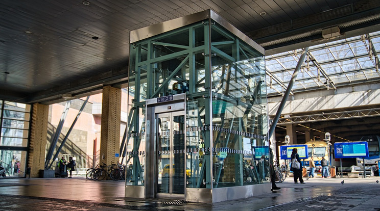 Megnyílt az utasok előtt a Nyugati pályaudvar új liftje /Fotó: MÁV