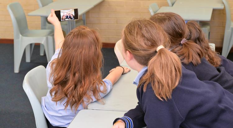 Hamarosan egész Angliában betilthatják a mobiltelefonok használatát az iskolákban Fotó: Getty Images