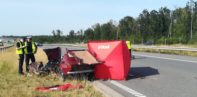 Mały fiat pędził pod prąd. Jego kierowca nie żyje