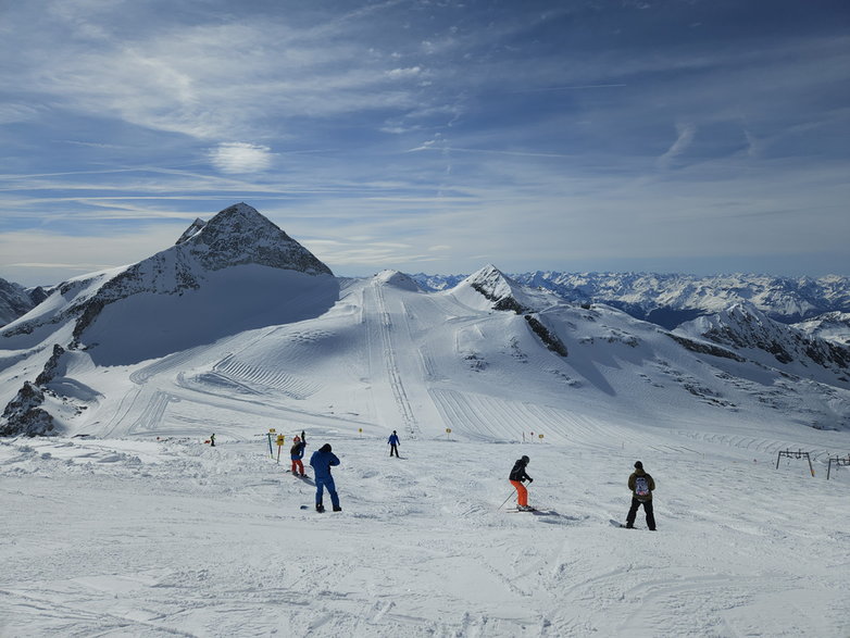 Na szczycie lodowca Hintertux warunki do jazdy na nartach są przez cały rok