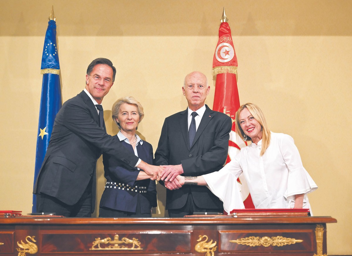 Mark Rutte, Ursula von der Leyen, Kais Saied i Giorgia Meloni podczas wizyty w Tunezji