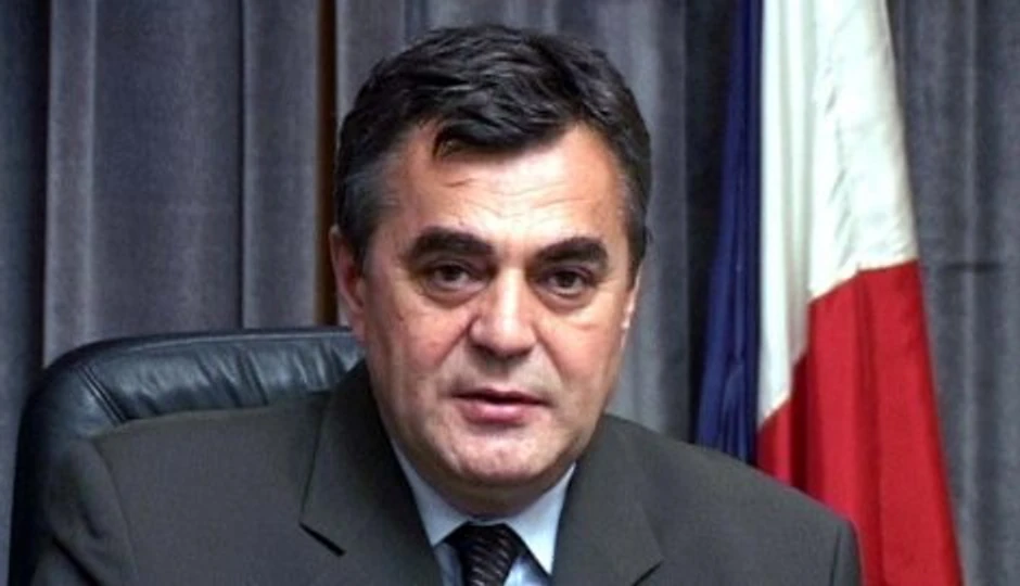 Sinu Nikolićevog savetnika lokal upola cene - Blic