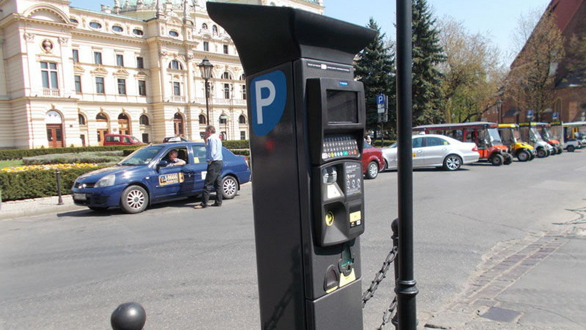 Czy wiesz, że wykupując bilet postojowy na Dębnikach możesz na tym samym bilecie zaparkować na Salwatorze i w innych częściach Krakowa objętych strefą płatnego parkowania? Oczywiście pod warunkiem nieprzekroczenia wykupionego czasu postoju.