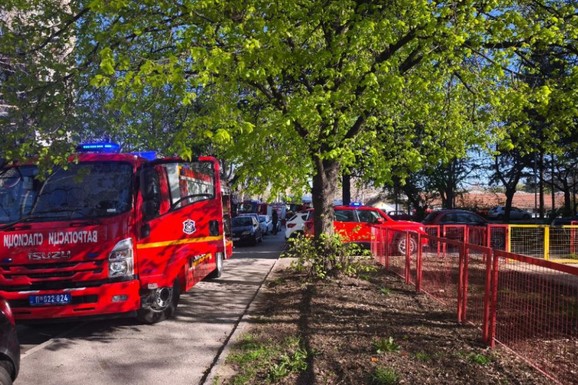 (FOTO) DRAMA NA BANJICI, ZAPALILA SE VEŠ MAŠINA  Buknuo požar na 22. spratu solitera: Vatrogasci hitno dojurili na lice mesta!