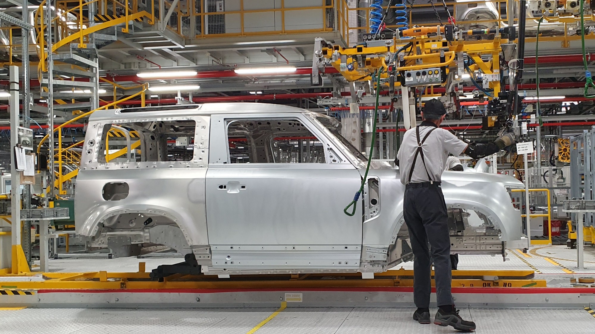 Zamestnanec obsluhuje montážnu linku modelu automobilu Land Rover Defender vo výrobnom závode Jaguar Land Rover v Nitre.