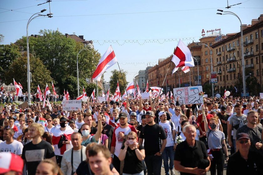 Białoruś: milicja brutalnie pacyfikuje protesty w Mińsku