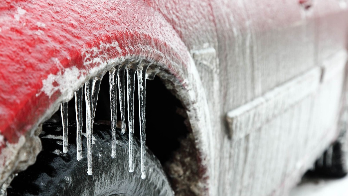 Wraca biała zima. Po południu w całym kraju temperatura poniżej zera i będzie padać śnieg - prognozuje synoptyk Małgorzata Tomczuk z IMiGW. W weekend termometry pokażą nawet do minus 6 stopni Celsjusza. Ostrzeżenie przed nawracającymi mrozami wydało również MSWiA. Resort apeluje o rozwagę, ostrożność i reagowanie na los tych, którzy potrzebują pomocy.