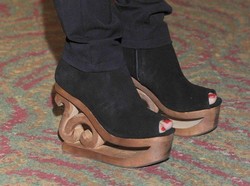 Prezenterka TVN 24 w fantazyjnych butach. Konkurencja dla Olejnik?