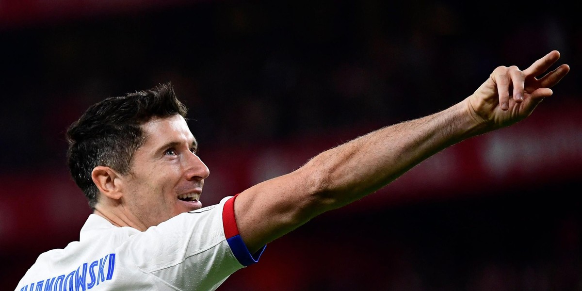 Robert Lewandowski powoli przygotowuje się do piłkarskich hitów: rewanżu z PSG oraz kolejnego El Clasico. 