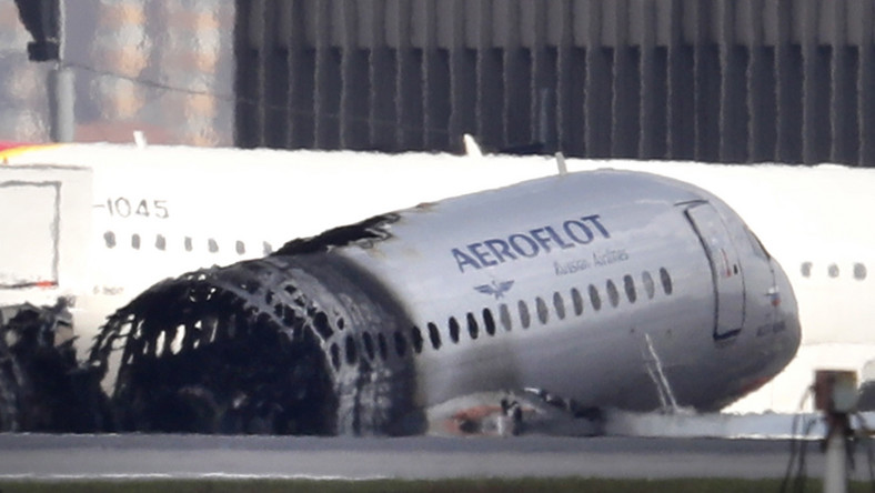 W sprawie karnej dotyczącej katastrofy samolotu Suchoj Superjet 100, w której na moskiewskim lotnisku Szeremietiewo zginęło 41 osób, przeważa wersja o działaniach pilotów, przy czym śledczy badają wszystkie możliwości - pisze dziennik "Kommiersant".